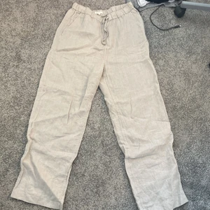 Arket linnebyxor storlek M - Alldrig andvänd pga av för stor storlek. Passar nog bättre på en storlek 40 istället för 38.  Ord pris 600kr