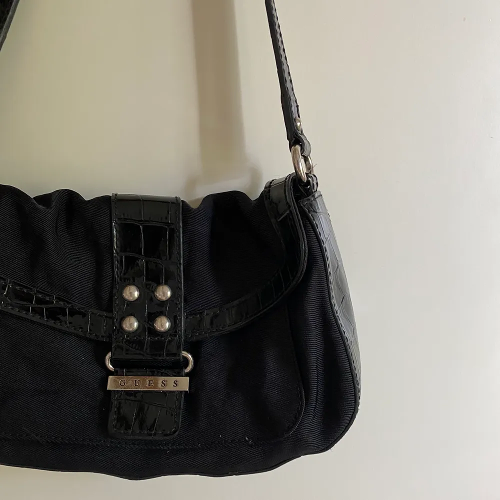Vintage liten väska den guess i svart 💗 . Väskor.