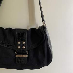 Vintage liten väska den guess i svart 💗 