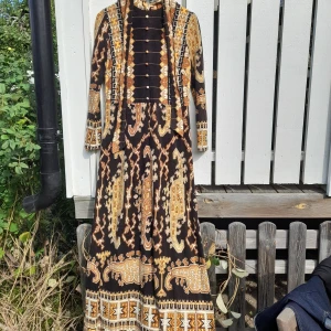 Unik långklänning - Klänning som går ner ända till fötterna. Spännande material och klänning med band för midjan. Älskar den men använder nästan aldrig.