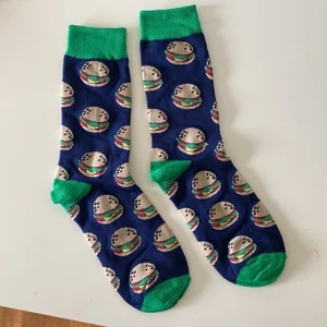 Strumpor med mönster - Strumpor med mönster av hamburgare.  Onesize. Frakt från 13kr. 