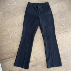 Kostymbyxor - Säljer dessa snygga kostymbyxor från bikbok💓skriv till mig vid intresse!