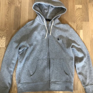 Polo Ralph Lauren Zip Up - Snygg grå polo zip up som jag har haft i ett halvår. Har inte blivit mycket använd alls. Storlek L true to size.
