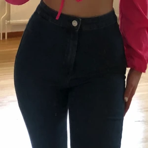 Säljer både toppen och byxan för 60 kr, annars blir 40 kr styck! - Somrig oanvänd tröja som även går att knyta med jeans i gott skick. 