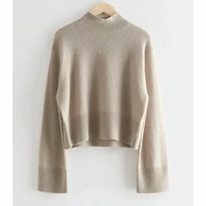 stickad tröja other stories  - En jättefin tröja o väldigt bra skicka som tyvärr inte kommer till användning💘 nypris 790kr