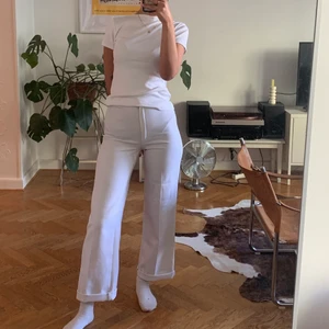 Byxor med pressveck - Snygga byxor med pressveck 🤌 Storlek står ej pga fyndade second hand men de är som en xs/s skulle jag säga :) skicka pm vid frågor/ fler bilder! Obs på sista bilden ser ni små fläckar som troligtvis går bort om man tar lite vanish 😇 pris kan diskuteras 🤝