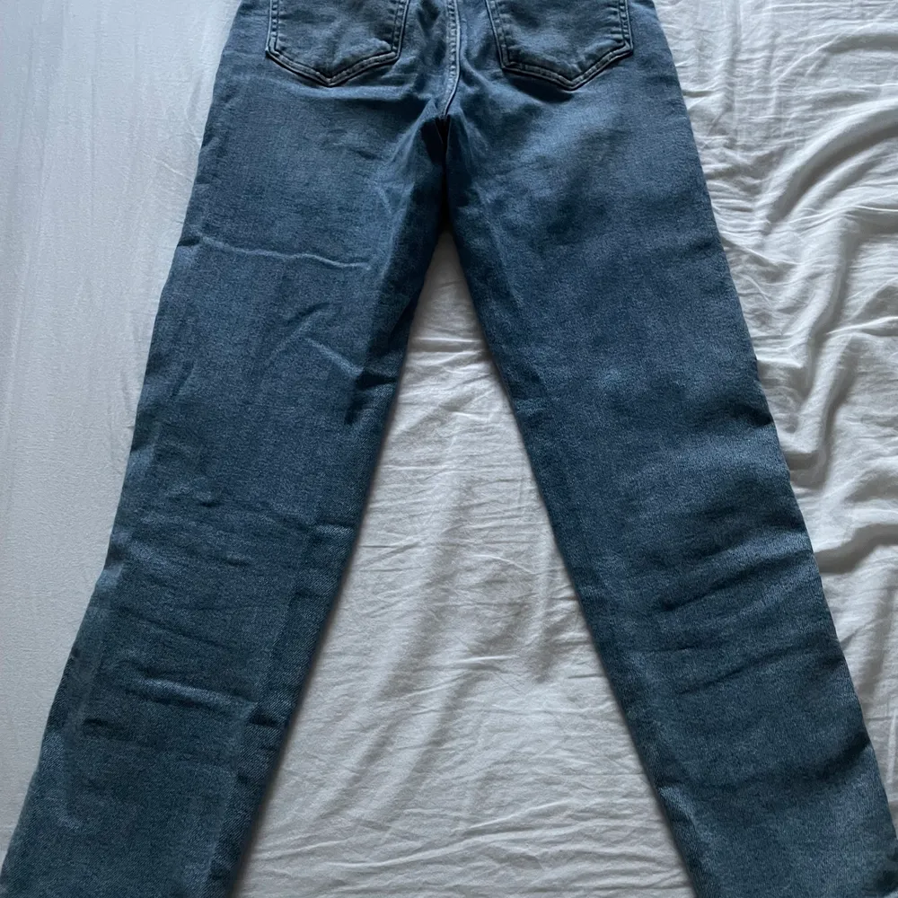Ett par jeans från Gina tricot som är ”momjeans”. Bra skick💞  Köparen står för frakten💕⚡️. Jeans & Byxor.