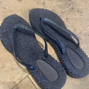 Sandaler, Ilse Jacobsen  - Aldrig använt dessa sandalerna, köpes i smögen i början av sommaren för 400kr. Superfina i storlek 36, köparen betalar frakten (49kr)