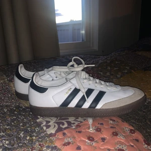 Adidas samba  - Adidas samba. Använt 2 gånger! Köp gärna! Kom med eget bud🤩 Storlek 40 1/2. ❌Budgivningen är ej slut❌buda i kommentarerna!