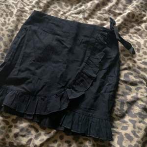 Svart kjol från shein aldrig andvänd, storlek L. Tar endast Swish ;)