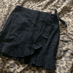 Svart kjol - Svart kjol från shein aldrig andvänd, storlek L. Tar endast Swish ;)