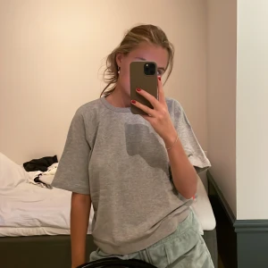 Tjocktröja t-shirt - Snyg tjocktröja med korta armar, sällan använd köpt i Mood gallerian på peak performance i storlek XS! Nypris 1000kr