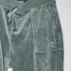 Juicy couture velour sweat pants chinois green storlek L - Mysiga sweat pants från juicy couture med fickor fram och bak i färgen chinois geeen. Normalt begagnat skick. 