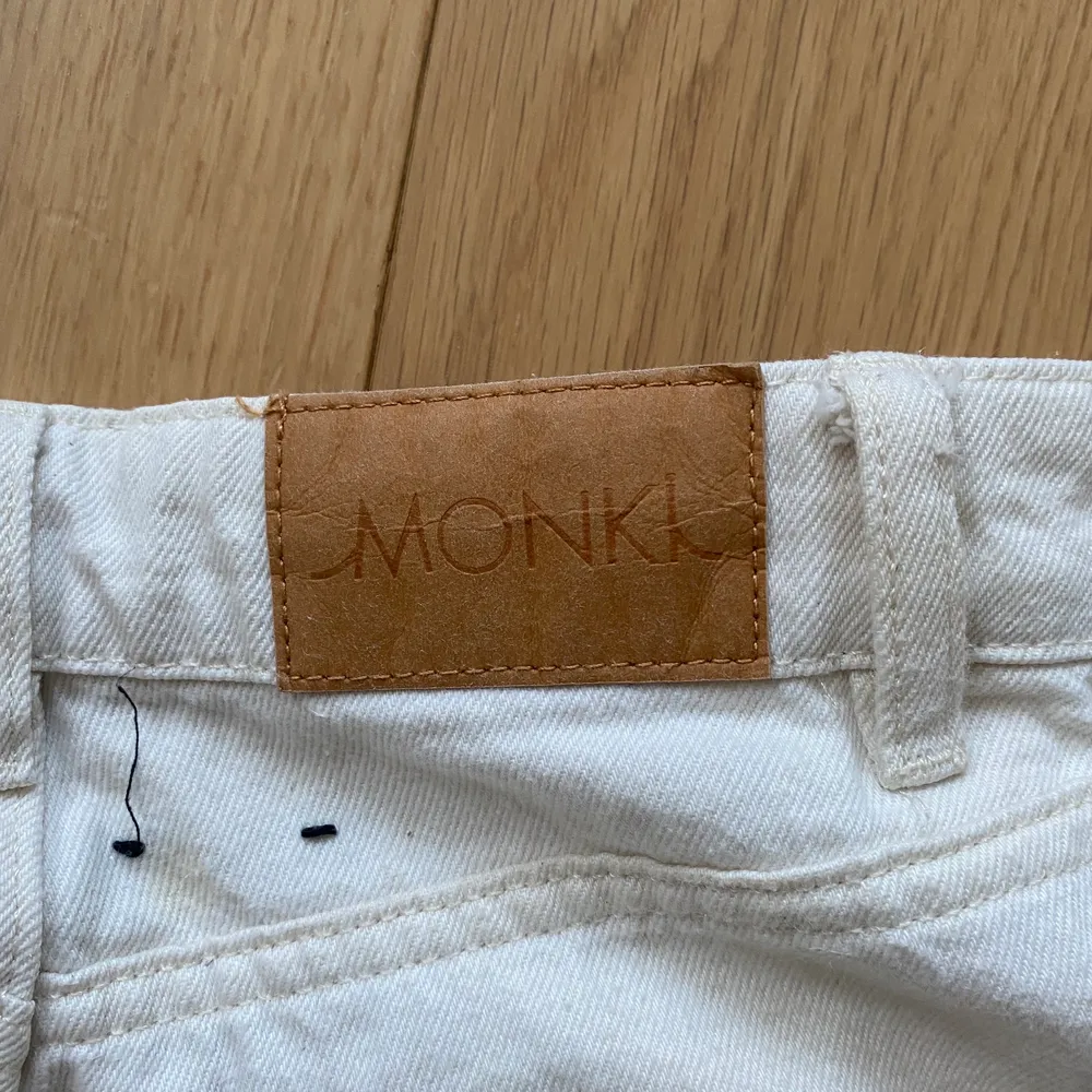 Skitanygga vita högmidjade jeans ifrån monkie! Säljer för att jag inte får någon användning av de längre! Storlek 26 men passar även 25 och 27! Kom privat vid intresse😘. Jeans & Byxor.