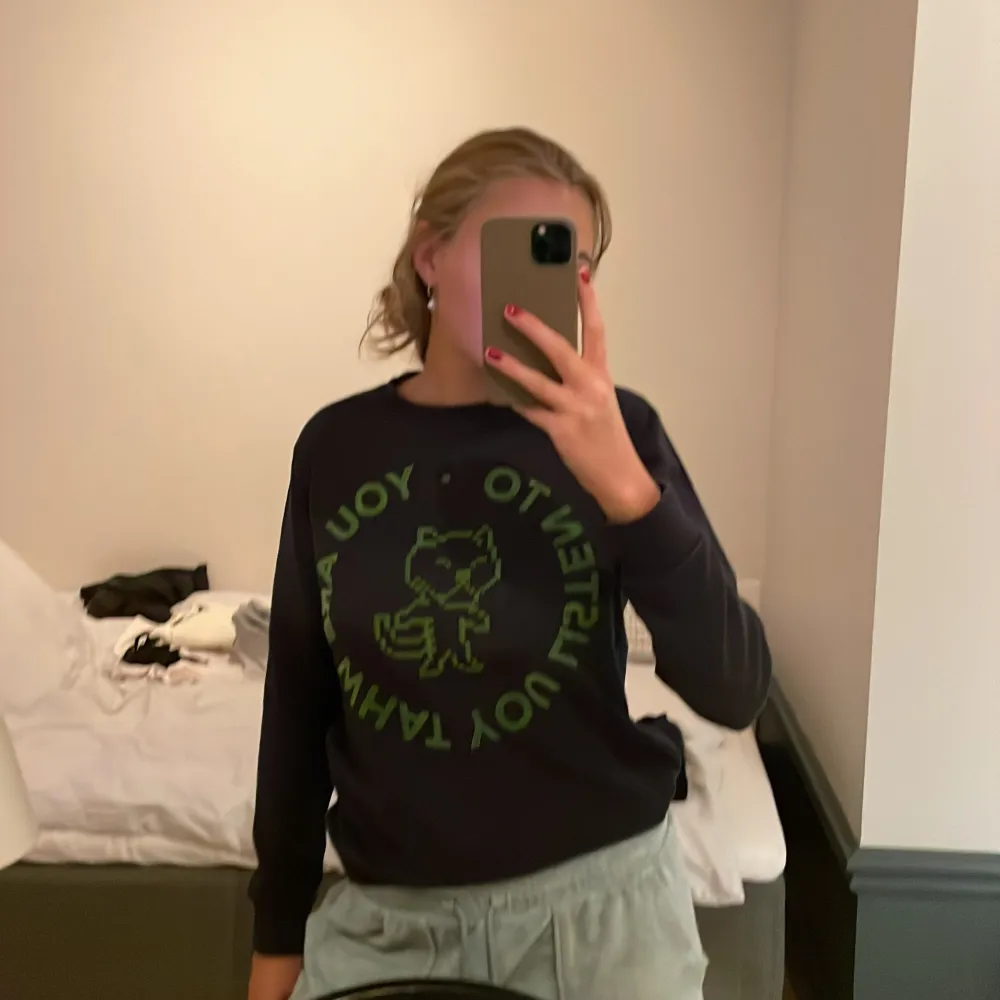 Säljer denna coola tjocktröja med grönt tryck från märket tigersushi furs! Köpt på farfetch! Bättre pris vid snabb affär, originalpris 799kr. Neuletakit & Villapaidat.
