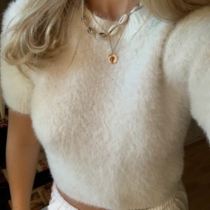 T-shirt - En vit lurvig t-shirt.