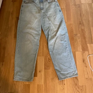 Ljusa baggy jeans från ASOS  - Bra skick, knappt använda. Ganska baggy.  Storlek 29 midja 30 ben herr. 