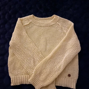 Croppad virkad tröja - En virkad tröja ifrån kapphal,är i barn storlek men passar xxs-S🙌 jätte fin tröja som tyvärr inte kommer till användning 