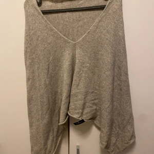 Helt ny oanvänd stickad sjal - Helt oanvänd stickad ljus grå sjal från glitter, perfekt nu till hösten. Prislappen sitter fortfarande kvar. Kostade 199kr men säljer för 80kr. Det är en Onesize så den passar alla 😊