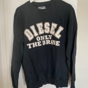 Diesel sweatshirt  - Väl använd. Fet logo