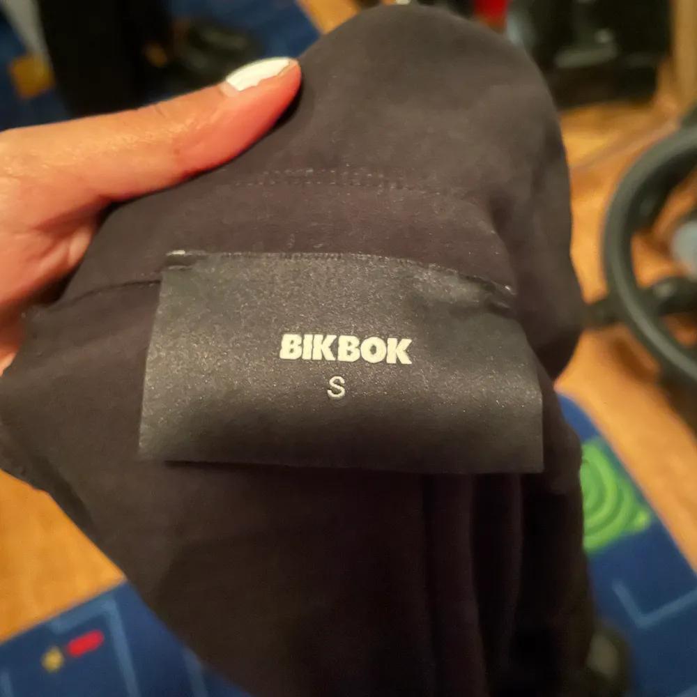Tunn trenchcoat från BikBok sommarmaterial svart storlek S. Lite liten i storleken skulle nästan kalla den S-XS, den passar inte mig längre. . Jackor.