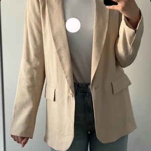Beige Kavaj/blazer - Storlek 32 men den är väldigt oversized så passar mig som har S vanligtvis 
