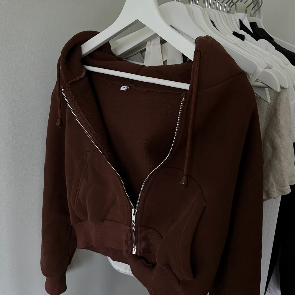 Jättefin brun, croppad zip hoodie i storlek S/M. Näst intill oanvänd, säljer då den ej används.🤎. Tröjor & Koftor.