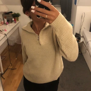 Stickad tröja - Säljer denna half zip stickade tröjan från bik bok 🤍🤍