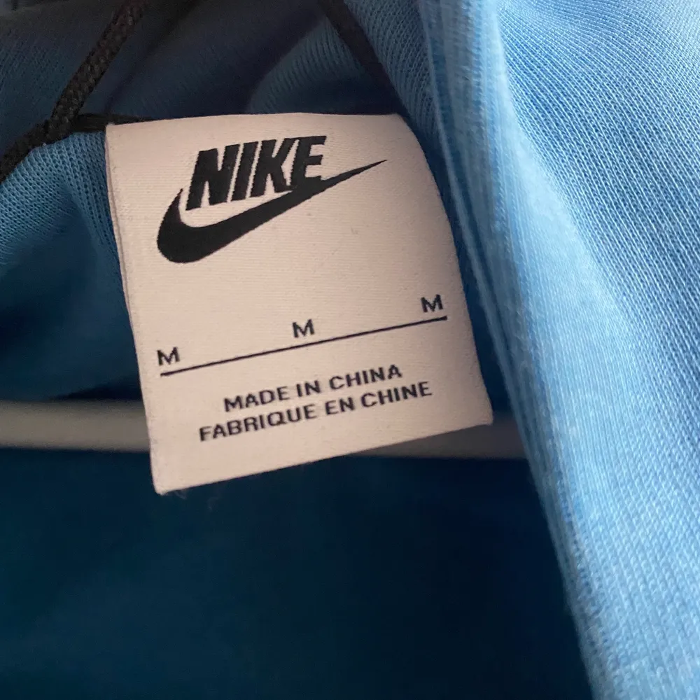 Säljer nu min Nike Tech Fleece i färgen ”Dutch Blue” då jag inte använder den längre.  Jag köpte den i vintras på JD i Stockholm.  Den är väldigt sparsamt använd och har minimala tecken på användning! Skick 9/10. . Tröjor & Koftor.