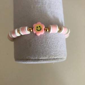 Rosa armband med guldsmiley och rosa blommor  15kr plus 12kr frakt  Mät din vrist för att veta din storlek  Instagram: smileyyjewelry 💗🤍