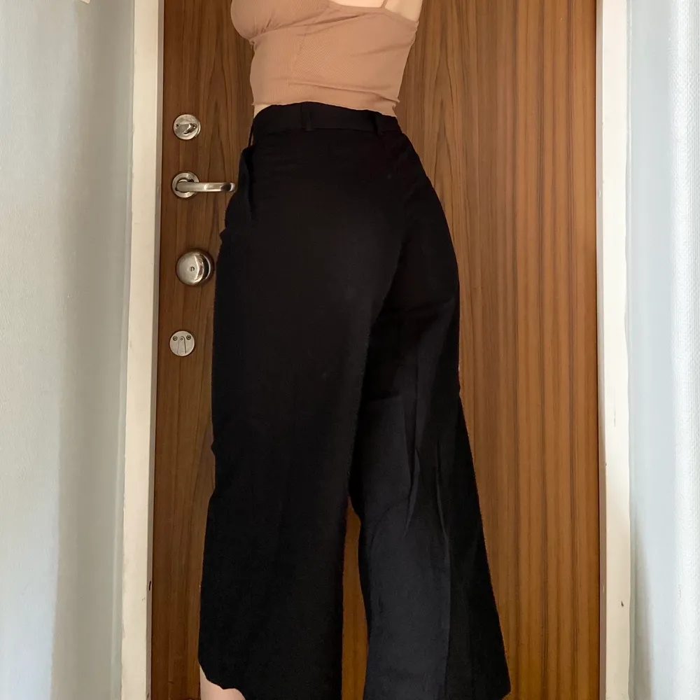 Superfina svarta culottes som aldrig är använda då de är alldeles för korta för mig. Midja ca 69 cm och innerbenslängd 60 cm. Möts i Stockholm eller skickar mot fraktkostnad (60 spårbart) <3. Jeans & Byxor.