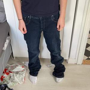 Ett par riktigt baggy jeans. Säljer då de tyvärr inte riktigt är min stil, tycker verkligen dom är så snygga! Använda 3 ggr så i mycket bra skick. Pris kan självklart diskuteras, (gäller alla mina grejer här på plick)