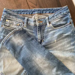 Ripped Jeans Low/slim Storlek: 27/32 Skick: Bra
