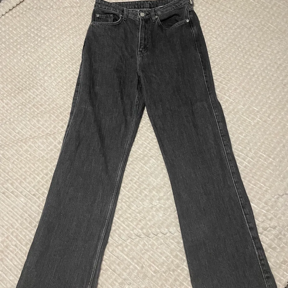 Raka gråa Rowe jeans, sitter längre över ankeln på mig som är 164cm, passar 36/38 . Jeans & Byxor.