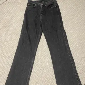 Raka gråa Rowe jeans, sitter längre över ankeln på mig som är 164cm, passar 36/38 