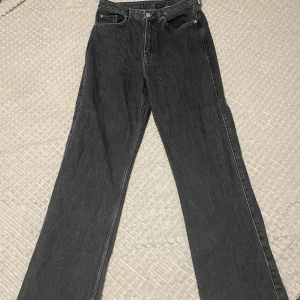 Weekday raka Jeans - Raka gråa Rowe jeans, sitter längre över ankeln på mig som är 164cm, passar 36/38 