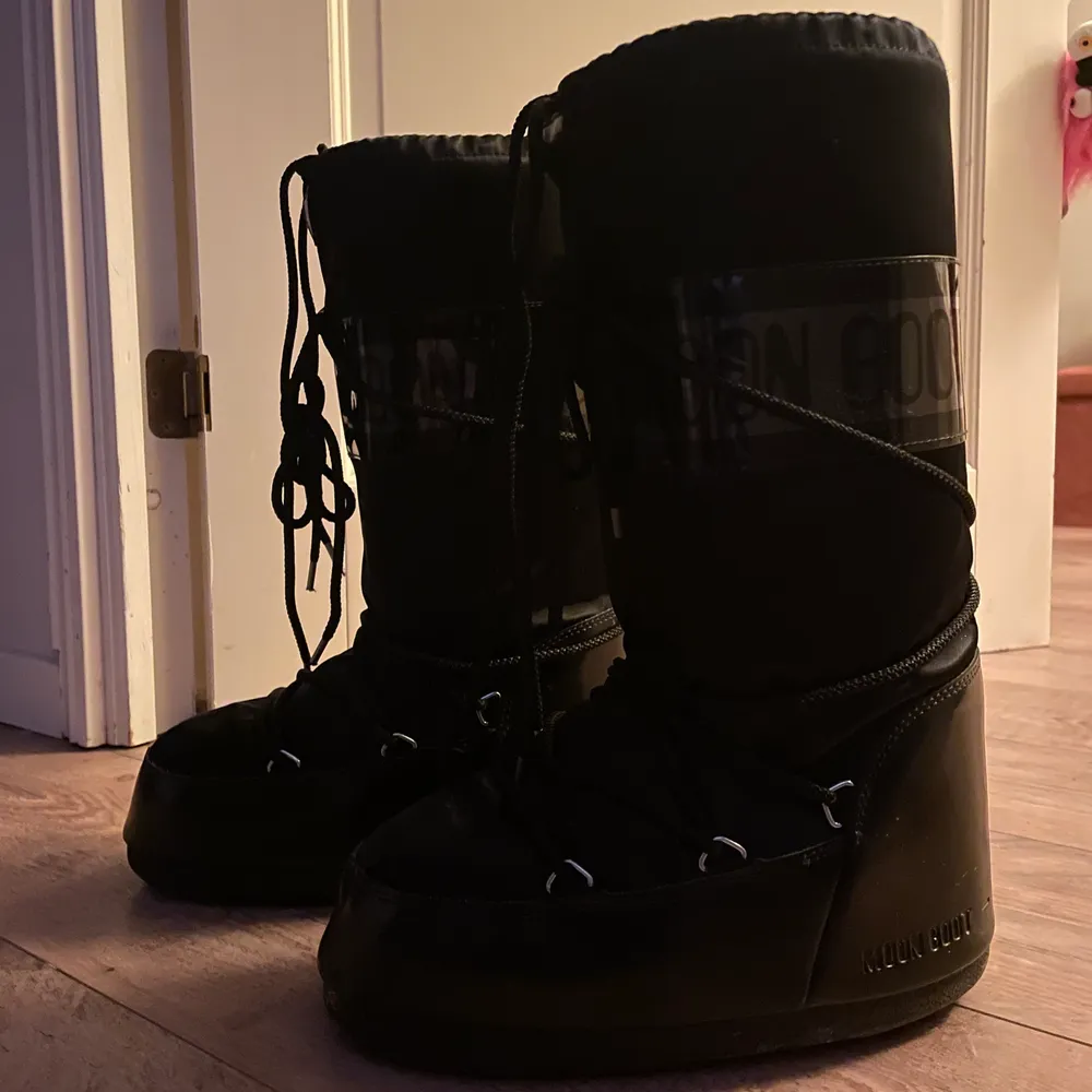 Hej, jag säljer mina moon boots i ny skick, använda ca 5 gånger, säljer då de inte kommit till användning, orginalförpakning kommer med och även påsen som skorna ligger i, skriv privat för fler bilder eller för frågor (storlek 38-41). Skor.