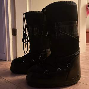 Hej, jag säljer mina moon boots i ny skick, använda ca 5 gånger, säljer då de inte kommit till användning, orginalförpakning kommer med och även påsen som skorna ligger i, skriv privat för fler bilder eller för frågor (storlek 38-41)