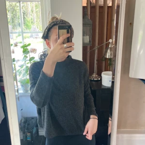 Skön stickad  - Aldrig andvänd bara testad för bild! Köpt sekundhand 