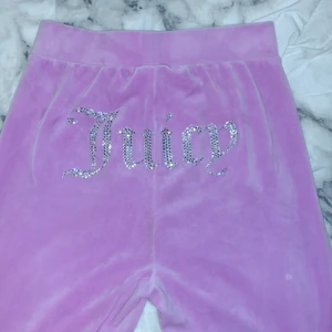 REA!!!❤️❤️❤️❤️ - Säljer mina juicy byxor för att jag behöver pengar till nya för jag vill ha ett par andra KÖP INTE DIREKT! pris kan diskuteras bra skick skriv till mig för fler bilder  Köp bara byxorna:500kr Bara tröjan:450kr Hela setet: 850kr Pris kan diskuteras!❤️😻🫶🏻