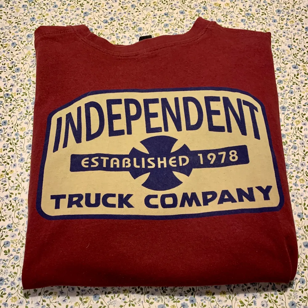 Independent tisha i xl men är mer xxl , ganska använd , vinröd . T-shirts.
