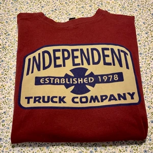 Independent t-shirt - Independent tisha i xl men är mer xxl , ganska använd , vinröd 