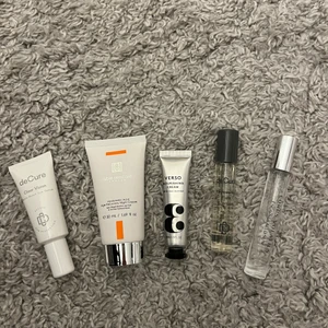 Smink - Blandat med olika produkter. Eye serum, 40kr. Nourishing cream 50kr. Parfymerna 30kr/styck och dagkrämen 40kr💓💓allt utom parfymerna är sålt! 