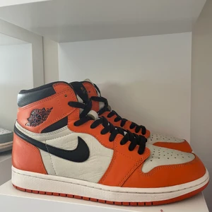 Air Jordan 1 High OG ”Shattered Backboard” 2.0 - Tja kör intresse koll på dessa, lägsta priset på GOAT i used skick med box går för 10000kr men jag tänker mig inte så mycket. Skicket är ca 8,5-9/10 Storlek 44,5