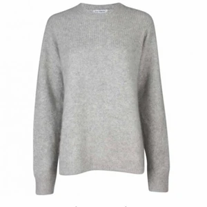 Grå stickad tröja  - Säljer en jättefin stickad tröja då jag har flera liknande. Fråga för mer bilder!❤️