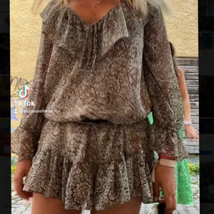 Zara klänning  - Zara klänning i fint skick! Har bälte på bilden så den är rak utan