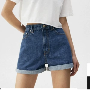 Jeansshorts - Snygga jeansshorts, använda en gång. Strl 44 men sitter som 40.