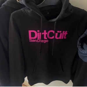 Dirtcult  - Dirtcult hoddie i ny skick storlek S i damstorlek passar xs-s skulle jag säga . Priset är diskuterbart 🌸