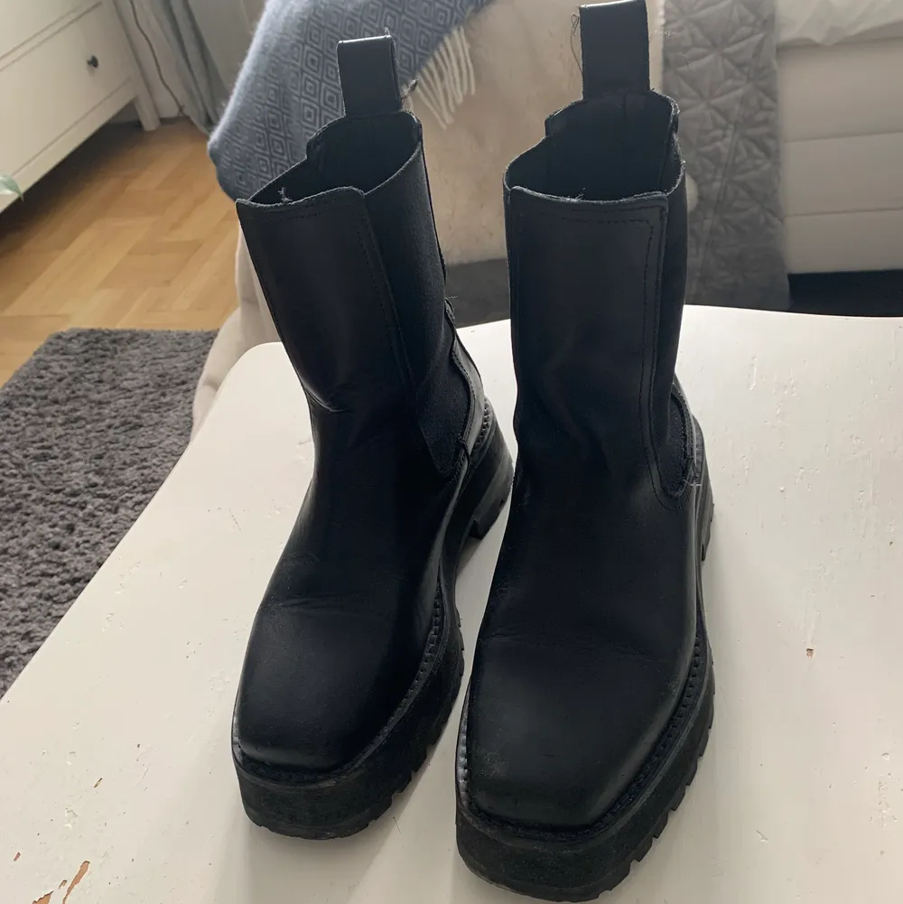 Snygga Chelsea boots i storlek 38 från &other stories. Sparsamt använda 1 säsong. Världigt bra skick (endast lite skavt längst fram som inte syns så mycket) . Skor.