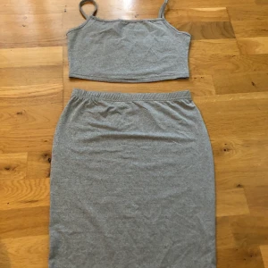 Matchande set  - Superfint matchande set med kjol och topp. Oanvänt. För fler bilder skicka ett pm. Kan skickas med frimärken, spårbar frakt eller hämtas upp. 